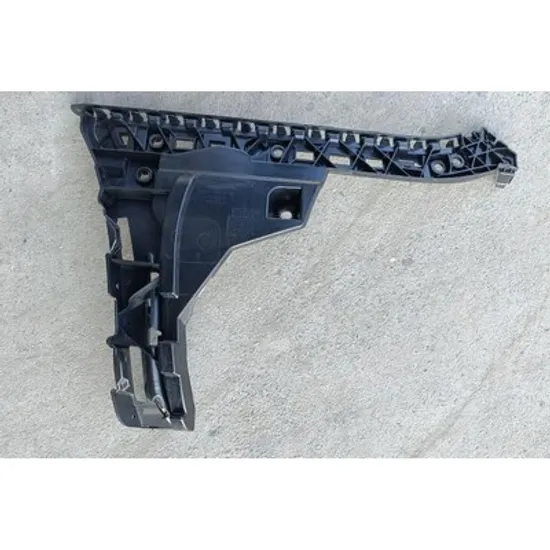 Suport Bara spate MERCEDES E-CLASS W213 2016-> Suport Bara spate lateral plastic STANGA Perioada 2016 2017 2018 2019 2020