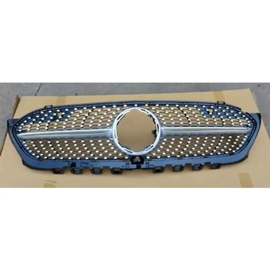 Grila Radiator MERCEDES A-CLASS W177 2018-> Grila radiator neagra cu bandou argintiu (cu senzori parcare si camera) (AMG) Perioada 2018 2019 2020 2021 2022 2023 2024